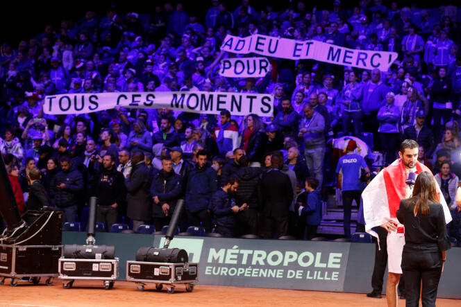 « Adieu et merci pour tous ces moments », « RIP Davis Cup », « ITF m’a TUER », pouvait-on lire dans les tribunes du stade Pierre-Mauroy de Villeneuve-d’Ascq, dimanche 25 novembre.
