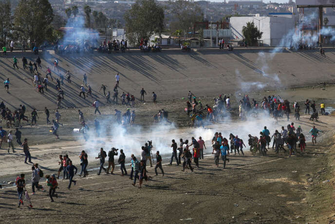 Las fuerzas de seguridad repelieron con gas lacrimógeno a los migrantes que intentaron cruzar la frontera de Estados Unidos en Tijuana el 25 de noviembre.