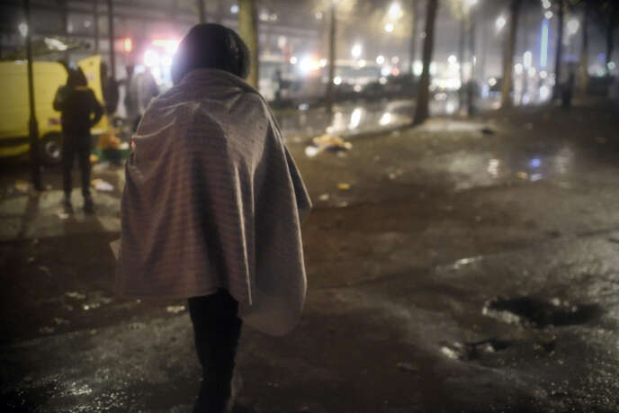 Un migrant tente de trouver refuge dans les rues adjacentes, sous la pluie, porte d’Aubervilliers à Paris, le 24 novembre.