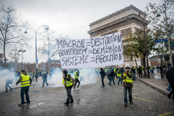 Grenades lacrymogènes en haut des Champs-Elysées, lors du rassemblement des « gilets jaunes », le 24 novembre.