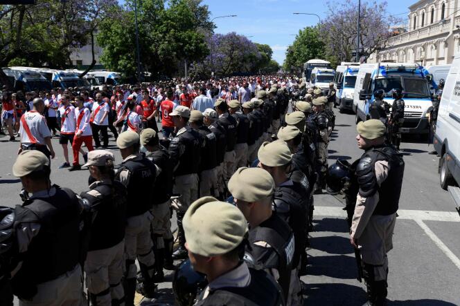 Forte escorte policière dimanche 25 novembre à Buenos Aires.