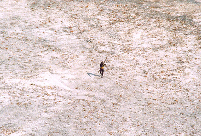 Cliché pris après le tsunami de décembre 2004 montrant un membre de la tribu des Sentinelles essayant d’abattre un hélicoptère des gardes-côtes indiens à l’aide d’un arc et de flèches.