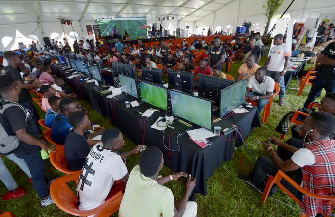 Pendant le tournoi de Â«Â PESÂ Â» (un jeu de football) organisÃ© par leÂ Festival de lâ€™Ã©lectronique et du jeu vidÃ©o dâ€™Abidjan, en CÃ´te dâ€™Ivoire, le 24Â novembreÂ 2018.