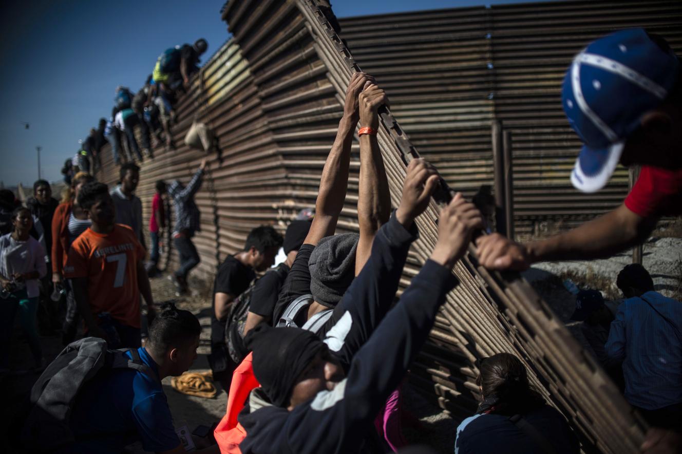 A la frontière MexiqueEtatsUnis, des centaines de migrants tentent de