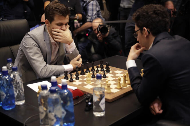 Le Norvégien Magnus Carlsen face à l’Américain Fabiano Caruana, mercredi 28 novembre à Londres.