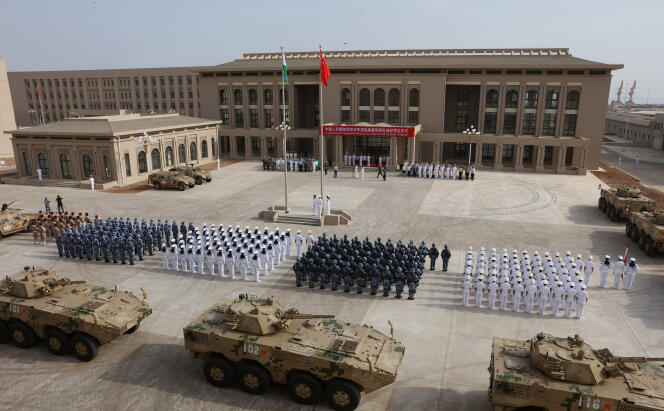 L’armée chinoise participe à la cérémonie d’ouverture de sa nouvelle base militaire à Djibouti, le 1er août 2017.