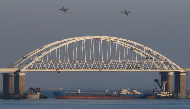Des avions de chasse russes au-dessus du pont reliant la Russie à la Crimée, le 25 novembre 2018.