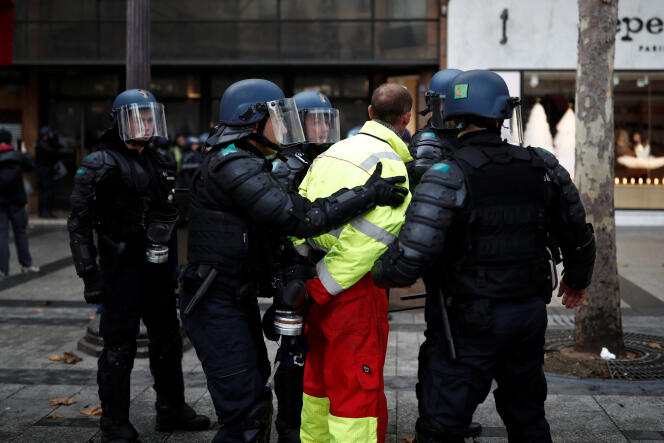 Interpellation d’un homme lors de la manifestation des « gilets jaunes » sur les Champs-Elysées à Paris, le 24 novembre.