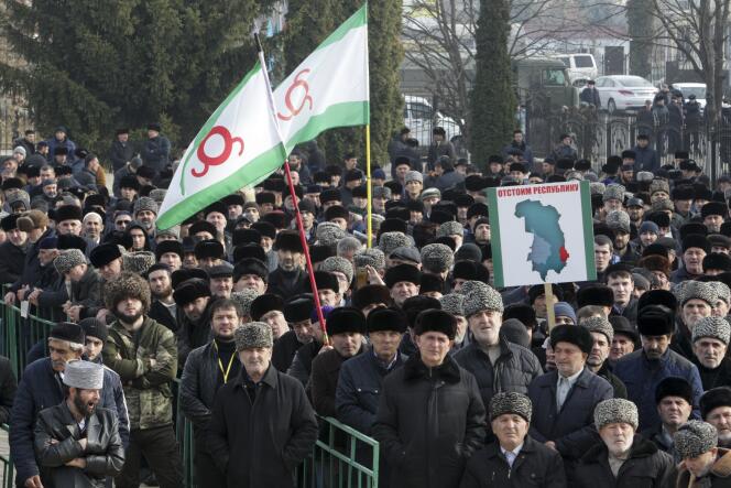 Des milliers d’Ingouches manifestent depuis plusieurs semaines (ici le 27 novembre) à Magas, leur capitale, s’estimant lésés par le tracé entre leur région et la Tchétchénie voisine.