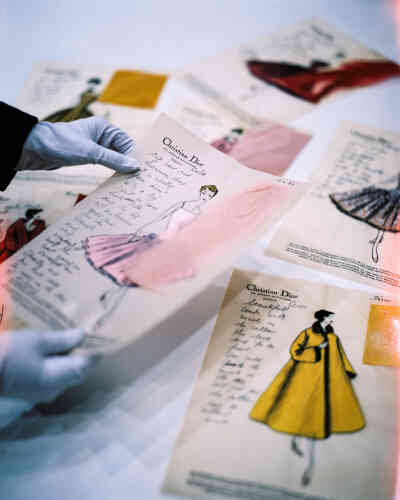 Calques de modèles de la collection automne-hiver 1954 commandés par une cliente américaine.