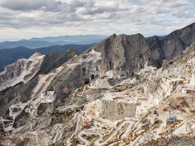 Dans les Alpes apuanes, dans le nord-ouest de la Toscane, les sommets portent les stigmates de l’excavation des blocs de marbre et de ses rebuts.