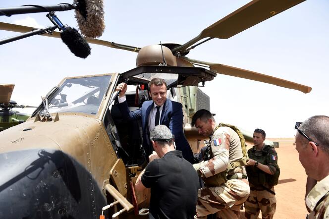 Emmanuel Macron pendant sa visite aux troupes française de l’opération « Barkhane » dans la région de Gao, au Mali, le 19 mai 2017.