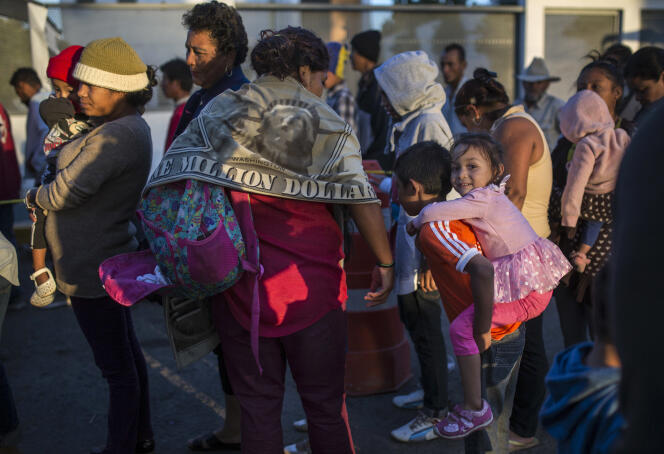 Des migrants centraméricains attendent une distribution de nourriture, à Tijuana, dans l’Etat mexicain de Basse-Californie, le 25 novembre.