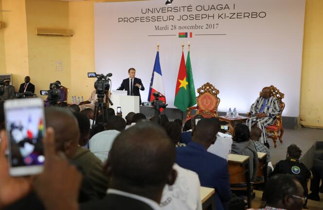 Le président français, Emmanuel Macron, au côté de son homologue burkinabé, Roch Marc Christian Kaboré (à droite), à l’université de Ouagadougou, le 28 novembre 2017.