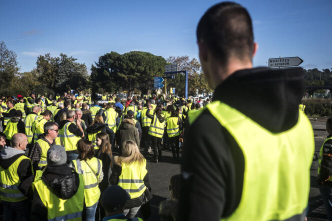 « Cette révolte est tout autant une révolte territoriale qu’une révolte sociale. » (Photo : « gilets jaunes » du Vaucluse avec des musiciens venus mettre l’ambiance au rond-point de l’autoroute Avignon-Nord.)