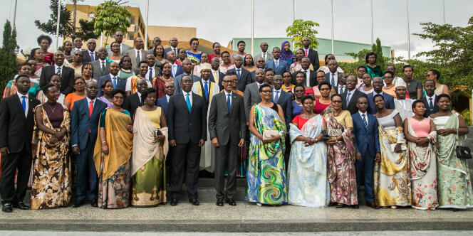 Le président rwandais Paul Kagame entouré des 80 nouveaux membres du Parlement, à Kigali, le 19 septembre 2018.