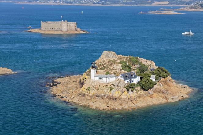 Sur l’île Louët, près du château du Taureau, la maison du gardien du phare est en location d’avril à octobre.