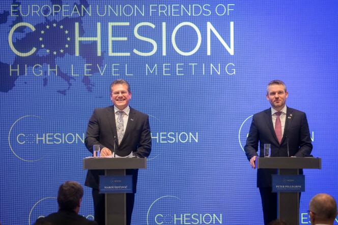 Le vice-président de la Commission européenne Maros Sefcovic et le premier ministre slovaque Peter Pellegrini lors de la conférence de presse des « amis de la cohésion » à Bratislava, le 29 november.