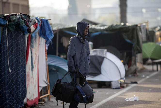 Un homme rassemble ses affaires alors que la police évacue un campement de migrants, à Rome, le 13 novembre.