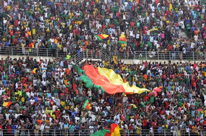 Des supporteurs camerounais pendant un match de qualification pour la Coupe d’Afrique des nations 2015, à Yaoundé, en novembre 2014.