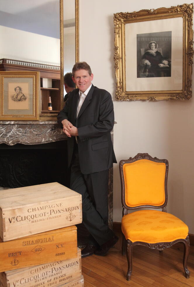 Dominique Demarville, chef de cave chez Veuve Clicquot, posant dans le bureau de Mme Clicquot, à Reims (Marne).