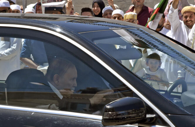 Le président algérien, Abdelaziz Bouteflika, arrive à l’inauguration d’une école religieuse dans la banlieue d’Alger, le 15 mai 2018.