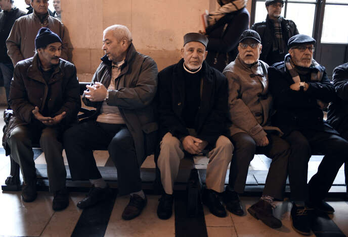 Des chibanis à la cour d’appel de Paris le 31 janvier 2018, après avoir gagné leur procès contre la SNCF pour discrimination.