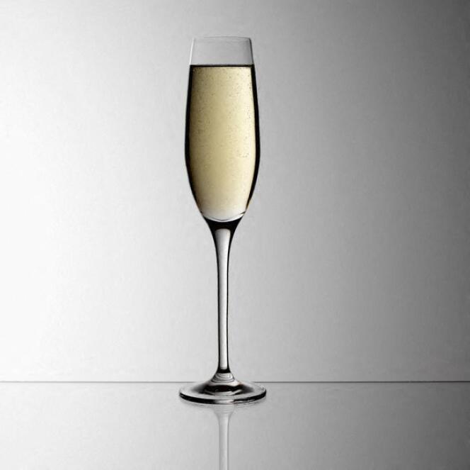 Mise au point par les Anglais vers 1750, la flûte a été créée pour le champagne.