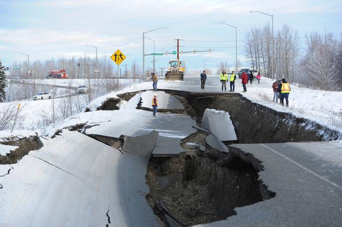 A Anchorage, un tronçon de route s’est effondré à caue du tremblement de terre.
