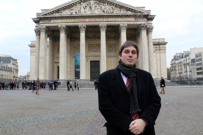 Benoît Quennedey posant sur la place devant le Panthéon à Paris, le 16 novembre 2017.