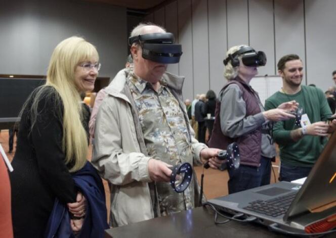Des Américains testent des casques virtuels de Microsoft, le 28 novembre, à Bellevue dans l’Etat de Washington.