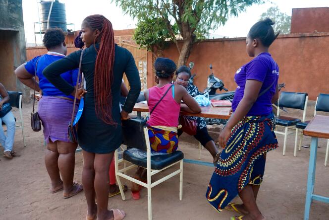 Dépistage du VIH auprès des prostituées d’un quartier chaud de Ouagadougou, au Burkina Faso, le 8 novembre 2018, avec l’association Yerelon+.