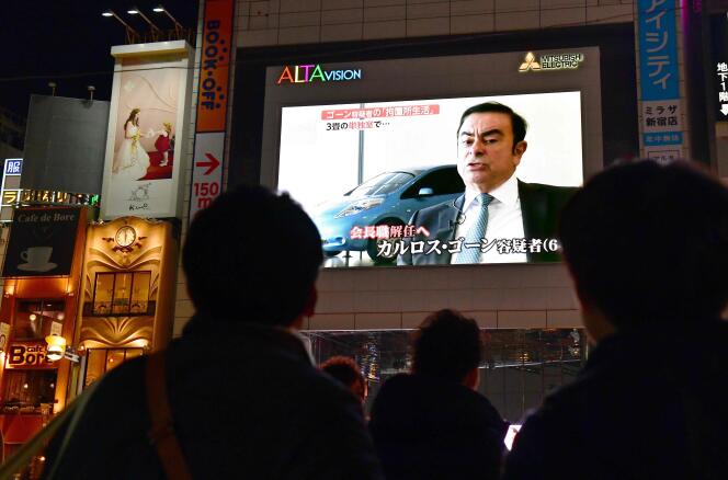 Un écran informe les passants sur l’affaire Carlos Ghosn, le 21 novembre, à Tokyo.