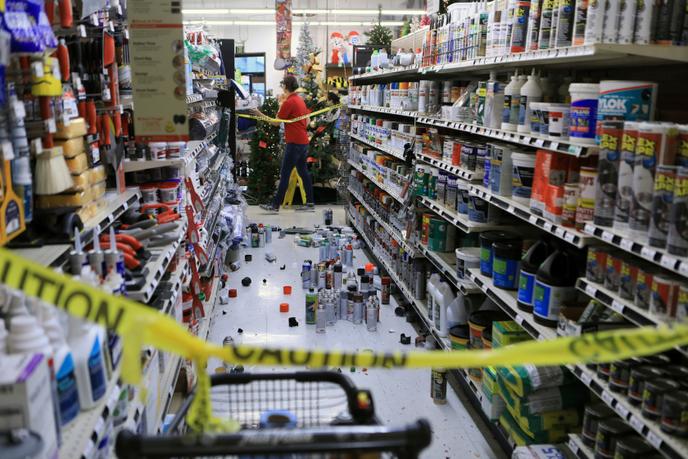 Un magasin de la quincaillerie True Value, secoué à Anchorage, vendredi 30 novembre.