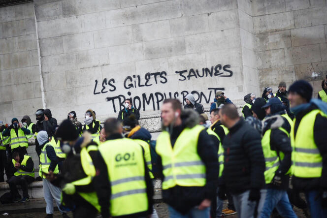 « Les gilets jaunes triompheront », a écrit un manifestant sur l’arc de Triomphe à Paris, samedi 1er décembre.