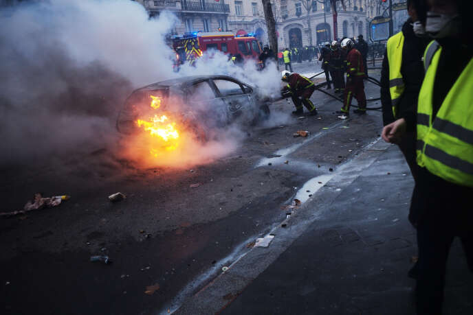 Des voitures ont été incendiées dans le secteur des Champs-Elysées, samedi 1er décembre.