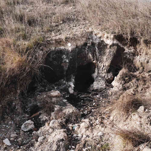 La zone de stockage de Montredon cachée sous la colline fait 27 mètres de hauteur. Elle n’en faisait que 17 en 1994. Les travaux de réhaussement, en 1999, ont été mal menés. Résultat : la colline s’effondre par endroits, laissant apparaître, comme ici, des « renards », trous par lesquels s’échappe de l’eau chargée d’arsenic.