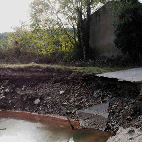 Certains endroits de l’Orbiel, après la crue du 15 octobre, ont pris une teinte rouille, qui rappelle l’épisode du béal du Sindilla. En 2013, ce petit cours d’eau parallèle à l’Orbiel prévu pour l’irrigation était soudain devenu tout rouge.