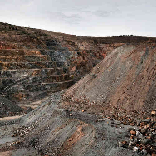 Les millions de tonnes de déchets toxiques, non biodégradables, sont le résultat de l’exploitation de la mine de Salsigne, qui a fourni des tonnes d’or, d’argent ou de cuivre et du travail à toute une vallée jusqu’à sa fermeture, en 2004.