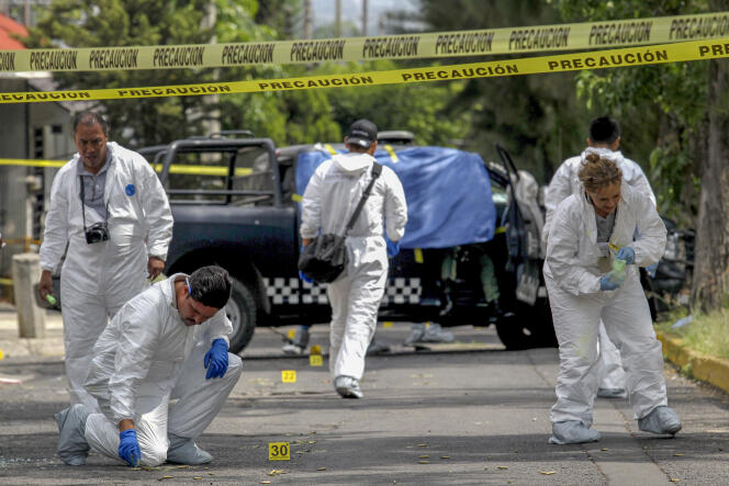 La police scientifique sur les lieux d’une fusillade où quatre policiers ont trouvé la mort, à Tonala (Mexique), le 3 septembre.