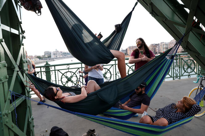 Sur le pont de la Liberté, à Budapest (Hongrie), en juillet.