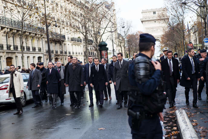 Emmanuel Macron a été constater les dégâts place de l’Etoile, à Paris, dimanche 2 décembre.