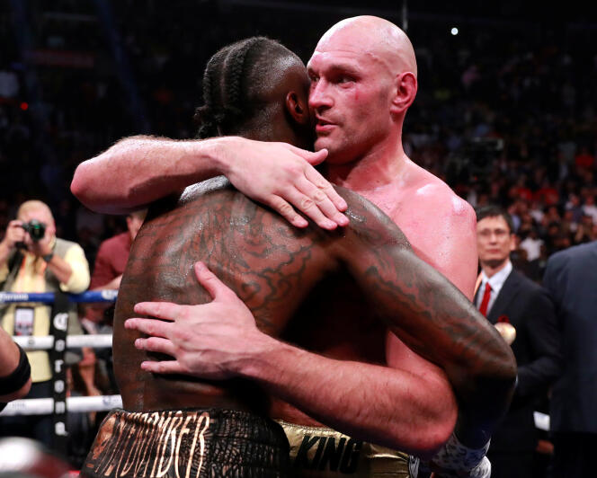 Deontay Wilder (à gauche) et Tyson Fury (à droite) se saluent après le match très attendu qui n’a, finalement, pas réussi à les départager, le 1er décembre 2018, à Los Angeles.
