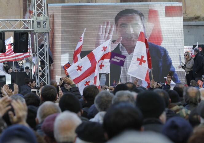 Les partisans de l’opposant Grigol Vashadze applaudissent l’ancien président Mikheil Saakachvili.