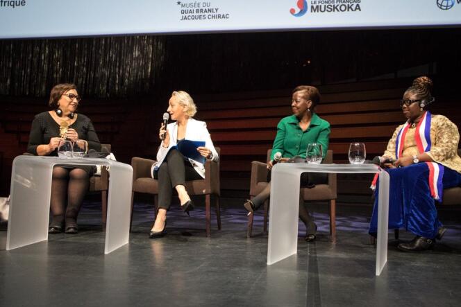 De gauche à droite : Bochra Belhaj Hmida, députée tunisienne ; Maryline Baumard, rédactrice en chef du « Monde Afrique » ; Louise Mushikiwabo, secrétaire générale de la Francophonie ; et Williametta Saydee Tarr, ministre libérienne du genre et de la protection sociale