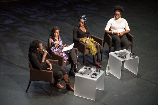 De gauche à droite : Mame-Fatou Niang, documentariste et professeure à l’université Carnegie-Mellon de Pittsburgh ; Coumba Kane, journaliste au « Monde Afrique » ; Chayet Chiénin, auteure du magazine en ligne « Nothing But the Wax » ; et l’écrivaine Laura Nsafou.