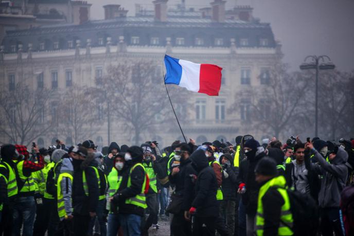 Gilets Jaunes Le Monde Politique Abasourdi Face à Une