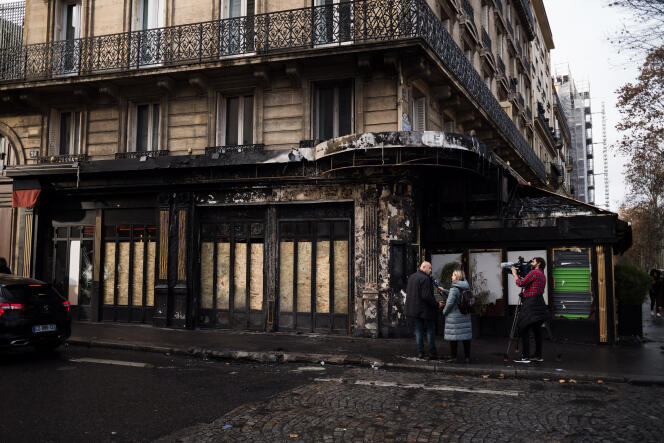 La brasserie « La Belle Armée » partiellement brûlée, près de la Place de l’Etoile, à Paris, le 2 décembre.