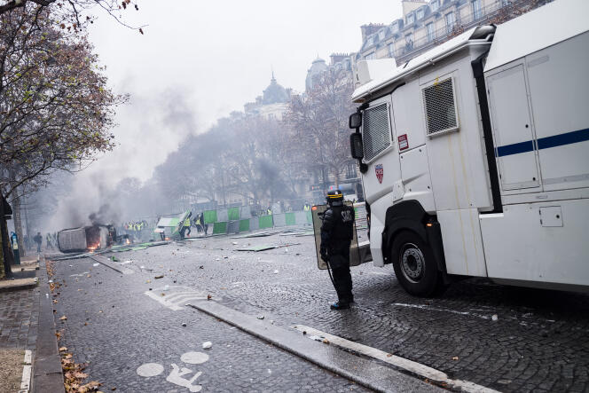 Manifestation des « gilets jaunes » à Paris, le 1er décembre. Dans l’avenue de la Grande-Armée, un camion lanceur d’eau des CRS fait face aux manifestants.