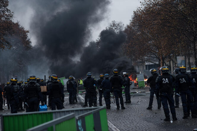 Manifestation des « gilets jaunes » autour de la place de l’Etoile, à Paris, le 1er décembre.